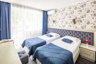 Отель Євроотель Львов Двухместный номер с 2 отдельными кроватями и балконом-1