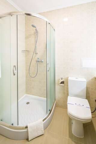 Отель Євроотель Львов Стандартный двухместный номер с 2 отдельными кроватями-4